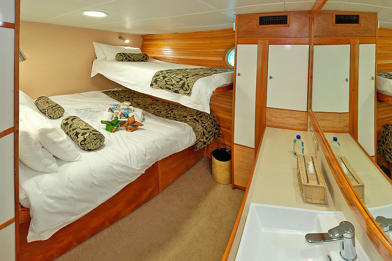 Stateroom with additional single bunk