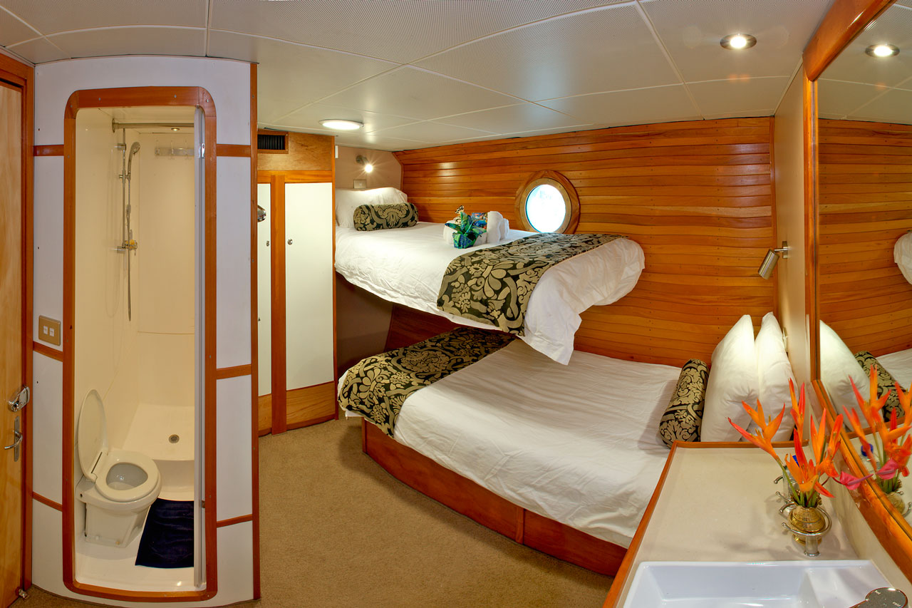 Stateroom with two single bunks