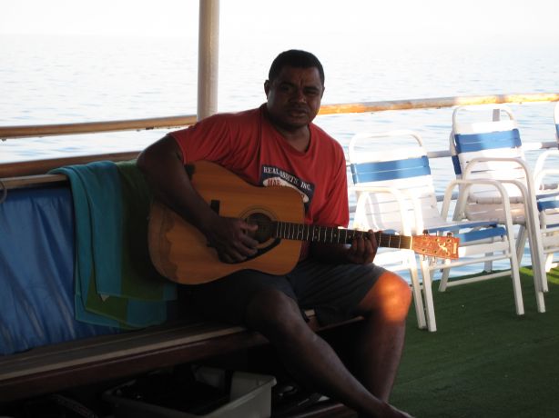 Mo entertaining between dives: taken by Warren