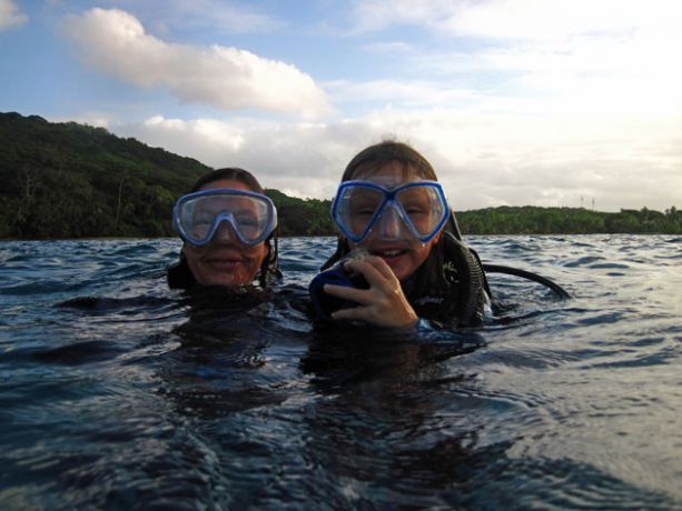 Cat takes Parri for her first dive.