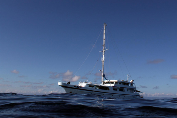 Nai'a moving in to pick up divers from the skiff - taken by Julie